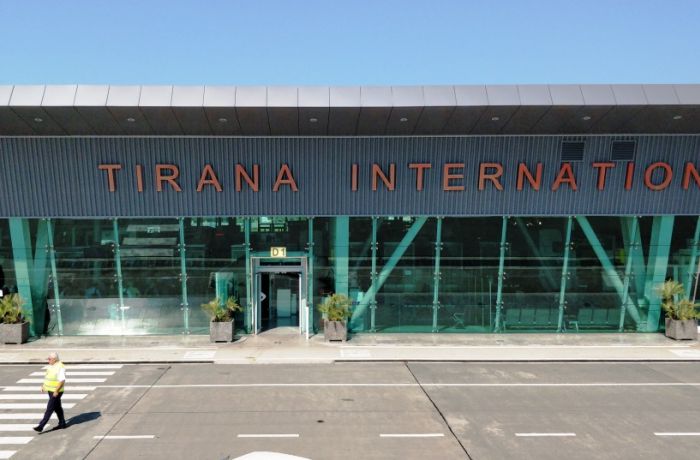 Требования к персоналу аэропортов ужесточают в Албании
