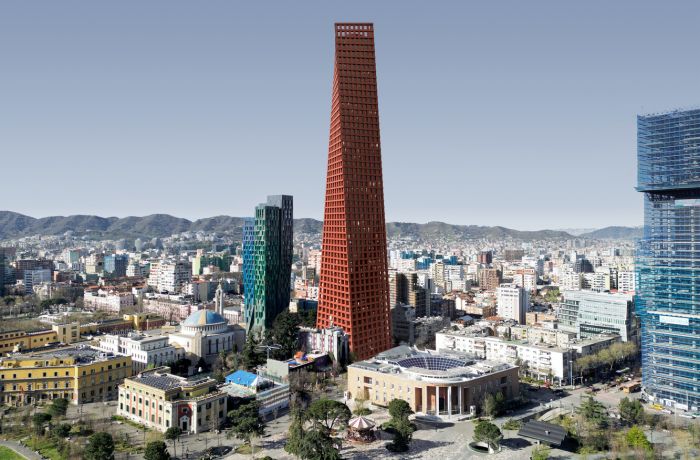 Barcelona Tower: современный силуэт на фоне исторического центра столицы Албании 