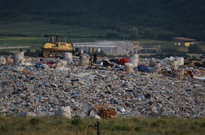 Албания вводит штрафы для физлиц, которые выбрасывают, закапывают или сжигают мусор
