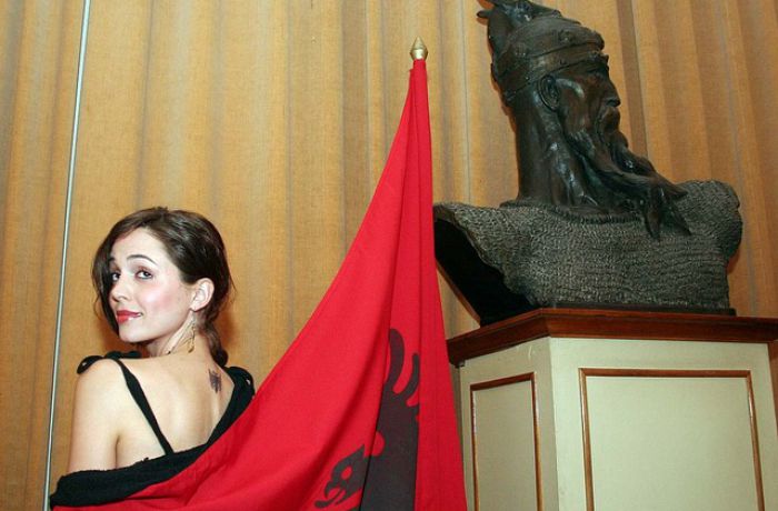 Голливудская актриса и продюсер Элиза Душку сняла фильм о Стране орлов 