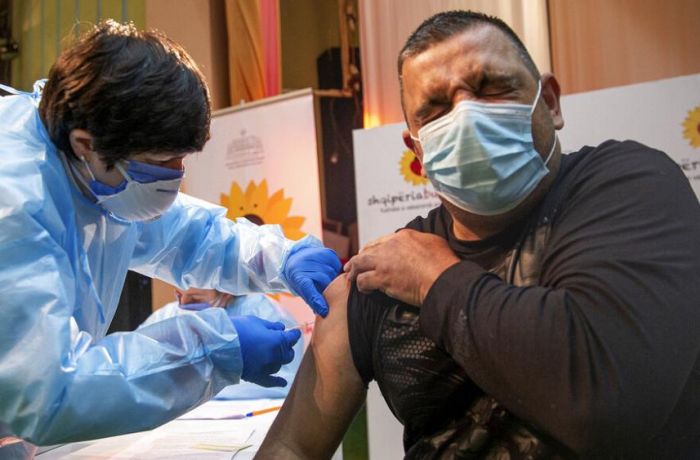 Более 200 тыс. албанцев получили обе дозы вакцины от COVID-19