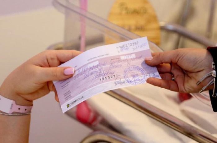 Граждане Албании с иностранным резидентством не смогут получать пособие на ребенка