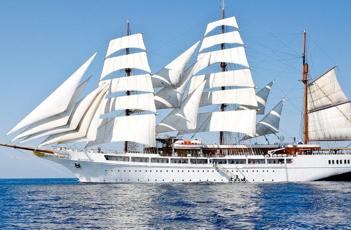 Элитный круизный парусник Sea Cloud встал на якорь рядом с Дурресом 