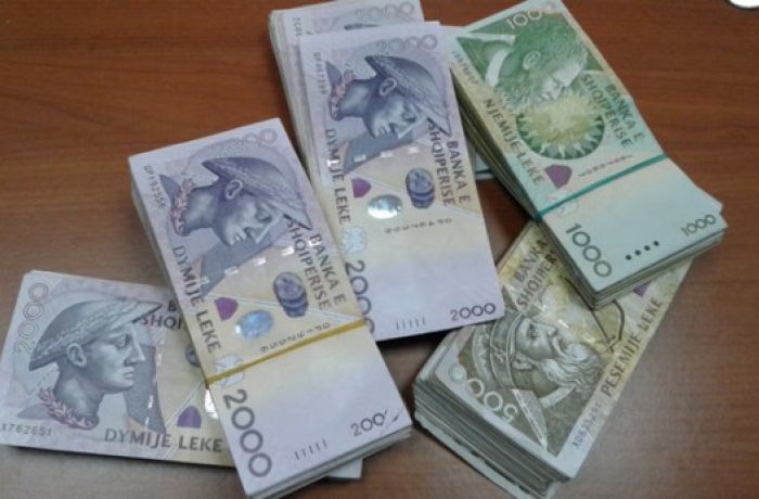 Почему албанцы сняли 250 млн. евро с депозитных счетов в банках 