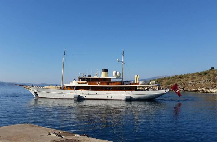 Яхта Джоан Роулинг бросила якорь у берегов Албании
