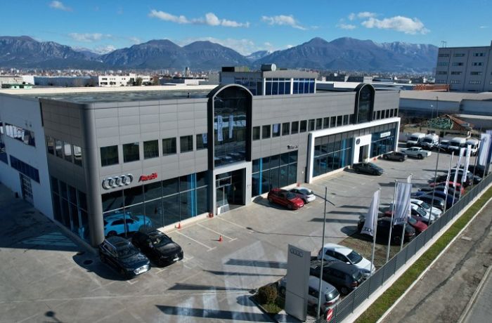 Porsche Albania установила солнечную электростанцию на крыше шоурума в Тиране 