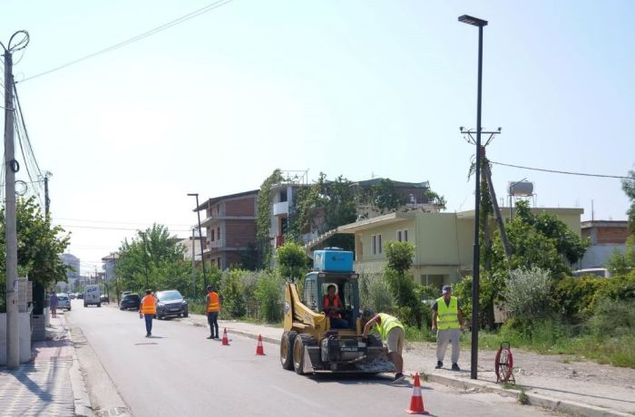 Массовое применение солнечных панелей для освещения дорог в Албании