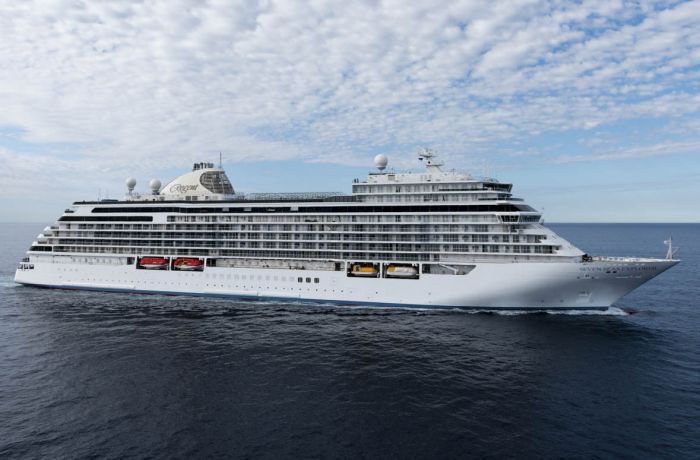 Круизный лайнер Seven Seas Explorer привез 746 туристов в Дуррес