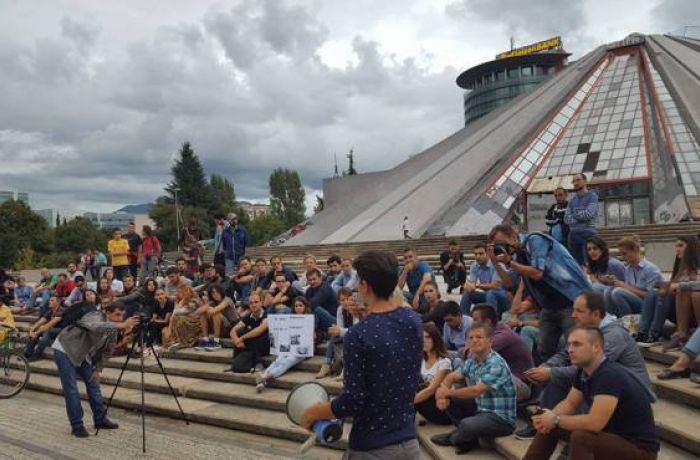 Активисты протестуют против импорта отходов в Албанию 