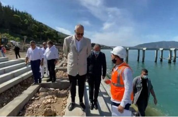 Набережная Лунгомаре на курорте Влера обретает очертания