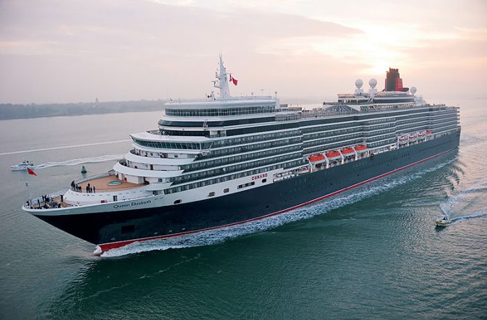 Круизный лайнер Queen Elizabeth привез туристов в Саранду