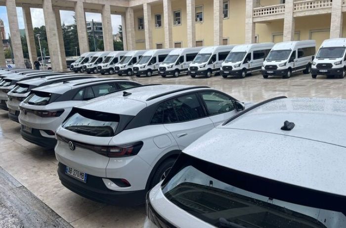 Великобритания передаст Албании десятки электромобилей и профинансирует ремонт тюрем