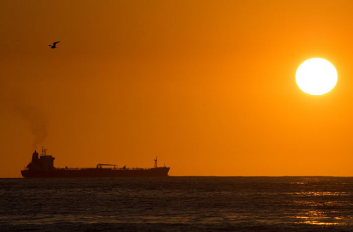 У берегов Албании потерпел крушение нефтяной танкер 