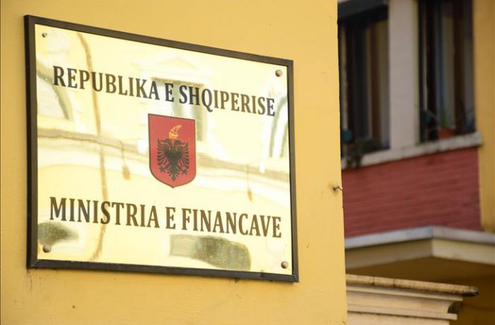 Сколько иностранные компании инвестировали в Албанию в 2015 году?